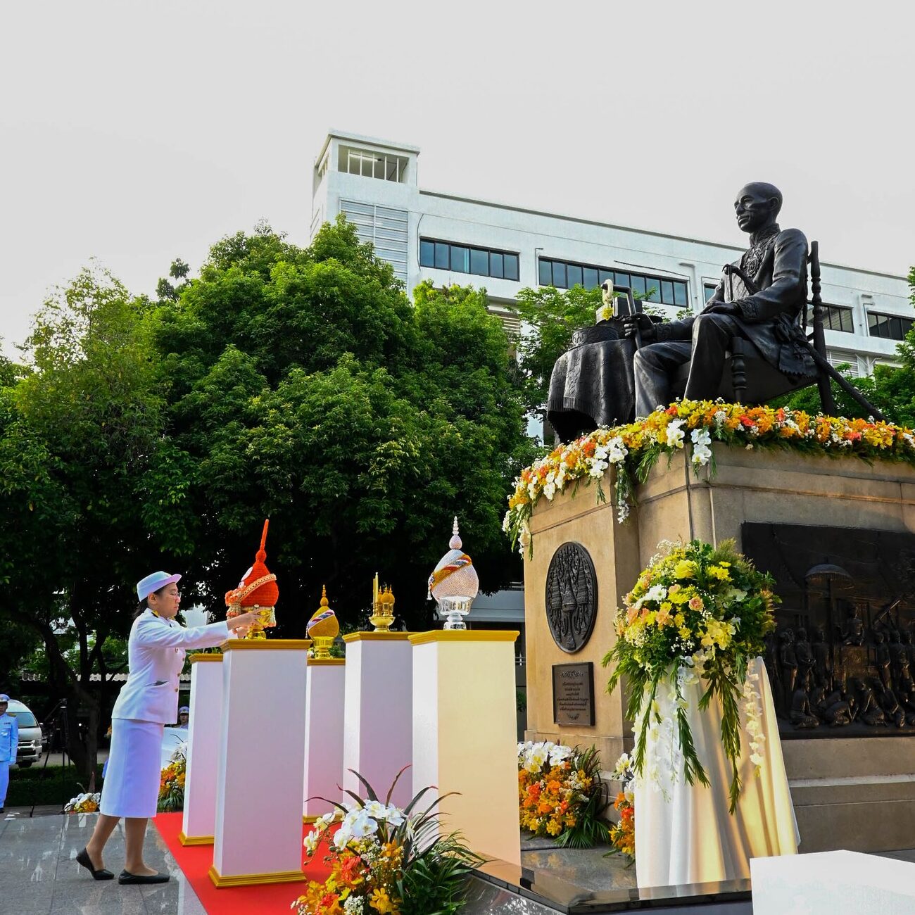 สจล. ร่วมพิธีวางพุ่มดอกไม้ถวายราชสักการะพระบรมราชานุสาวรีย์ พระจอมเกล้าเจ้าอยู่หัวพระสยามเทวมหามงกุฎวิทยามหาราช รัชกาลที่ ๔ พระราชบิดาแห่งวิทยาศาสตร์ไทย