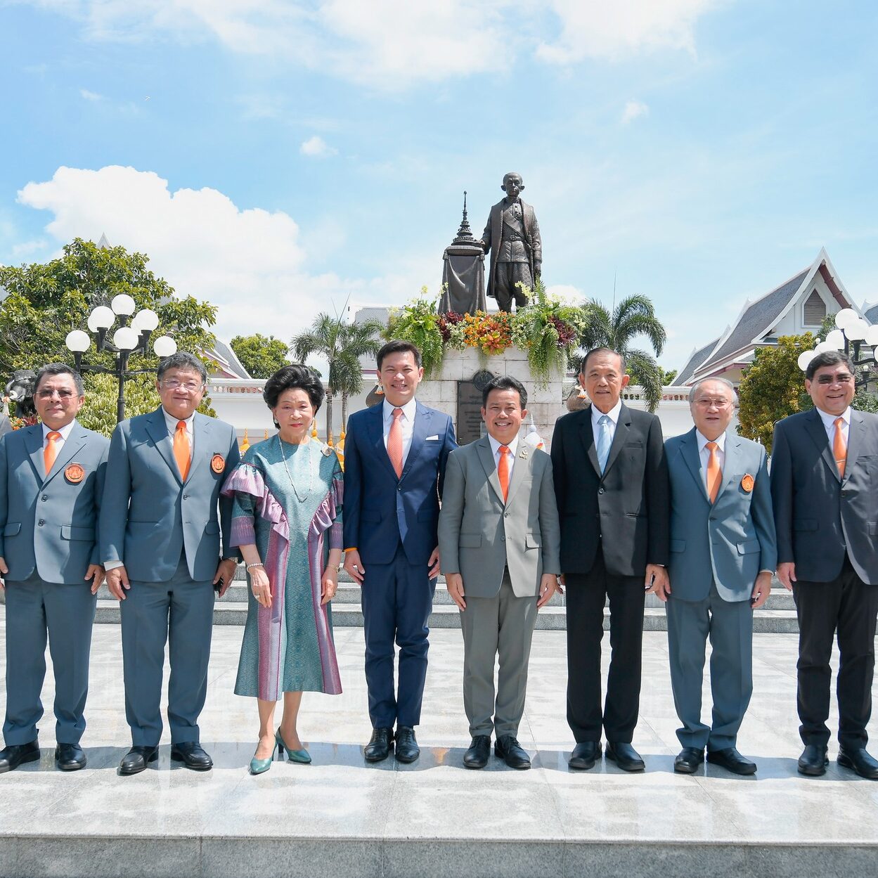 พิธีวางพานพุ่ม ถวายราชสักการะพระบรมราชานุสาวนีย์พระบาทสมเด็จพระจอมเกล้าเจ้าอยู่หัว พระสยามเทวมหามกุฎวิทยมหาราช เนื่องในวันคล้ายวันครบรอบ ๖๔ ปี สถาบันเทคโนโลยีพระจอมเกล้าเจ้าคุณทหารลาดกระบัง