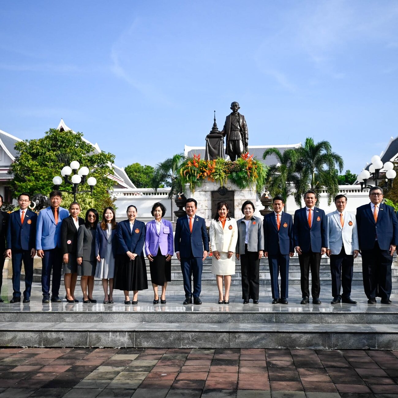 พิธีทำบุญอุทิศถวายเป็นพระราชกุศลแด่พระบาทสมเด็จพระปรเมนทรรามาธิบดีศรีสินทรมหามงกุฎ พระจอมเกล้าเจ้าอยู่หัว พระสยามเทวมหามกุฏวิทยมหาราช และพิธีถวายพานพุ่มสักการะพระบรมราชานุสาวรีย์ เนื่องในวันคล้ายวันพระบรมราชสมภพ