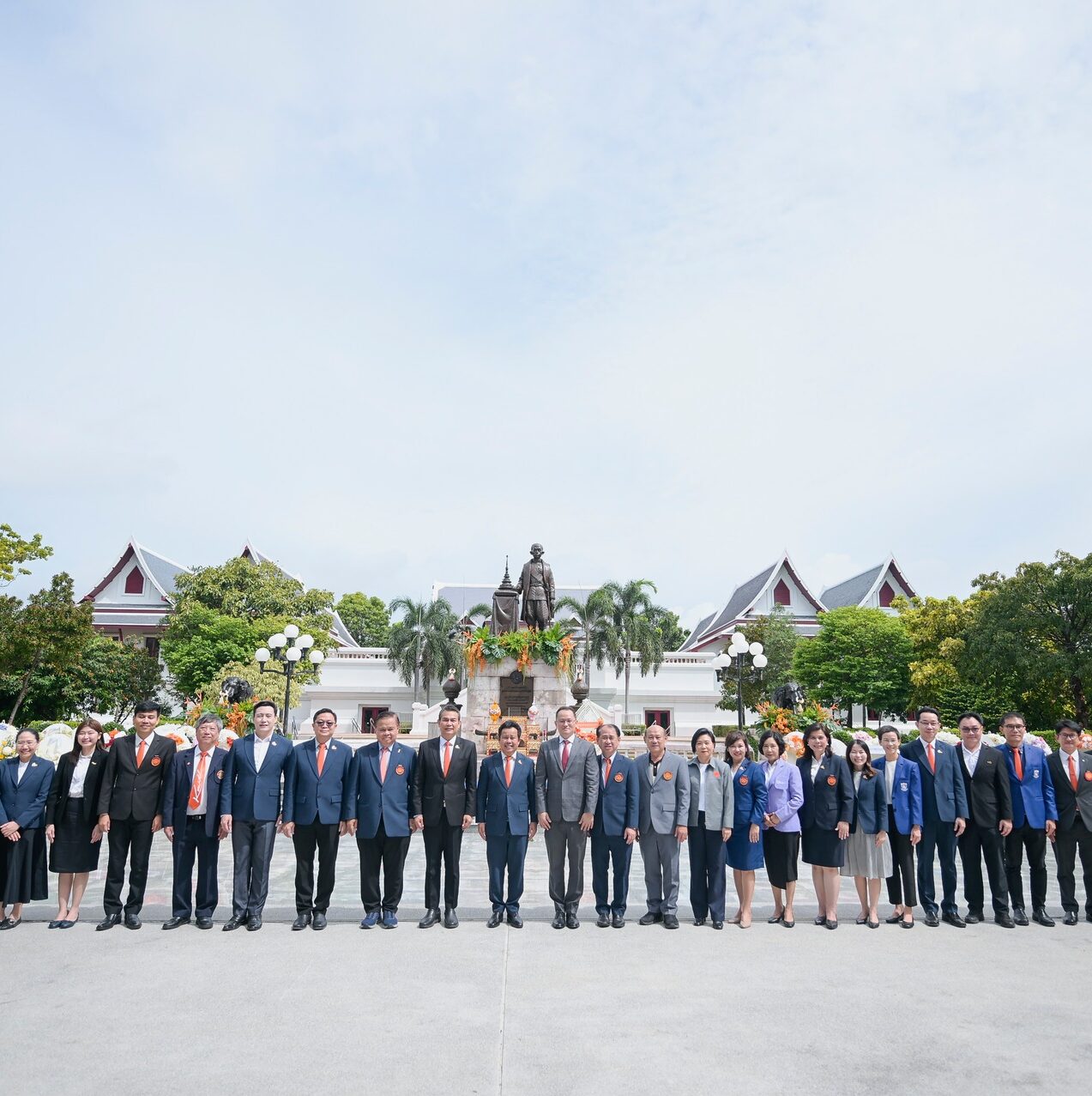 พิธีทำบุญตักบาตรพระสงฆ์ และวางพวงมาลาถวายราชสักการะ เนื่องในวันคล้ายวันสวรรคต พระบาทสมเด็จพระจอมเกล้าเจ้าอยู่หัว พระสยามเทวมหามกุฏวิทยมหาราช