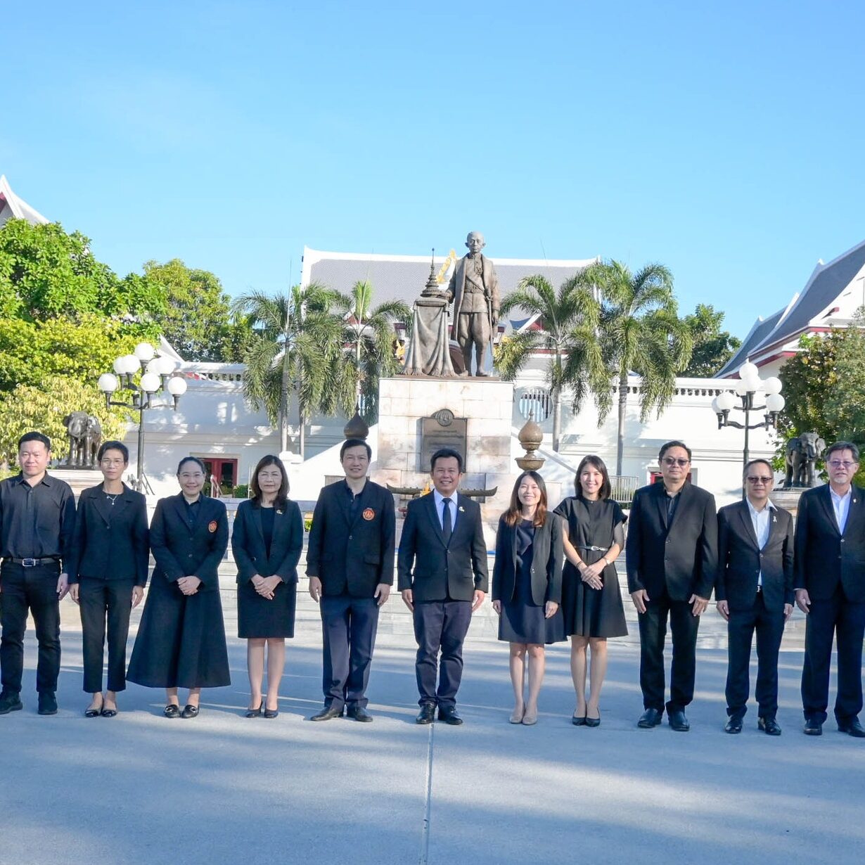 พิธีทำบุญตักบาตรเนื่องในวันคล้ายวันพระราชสมภพพระบาทสมเด็จพระบรมชนกาธิเบศร มหาภูมิพลอดุลยเดชมหาราชบรมนาถบพิตร