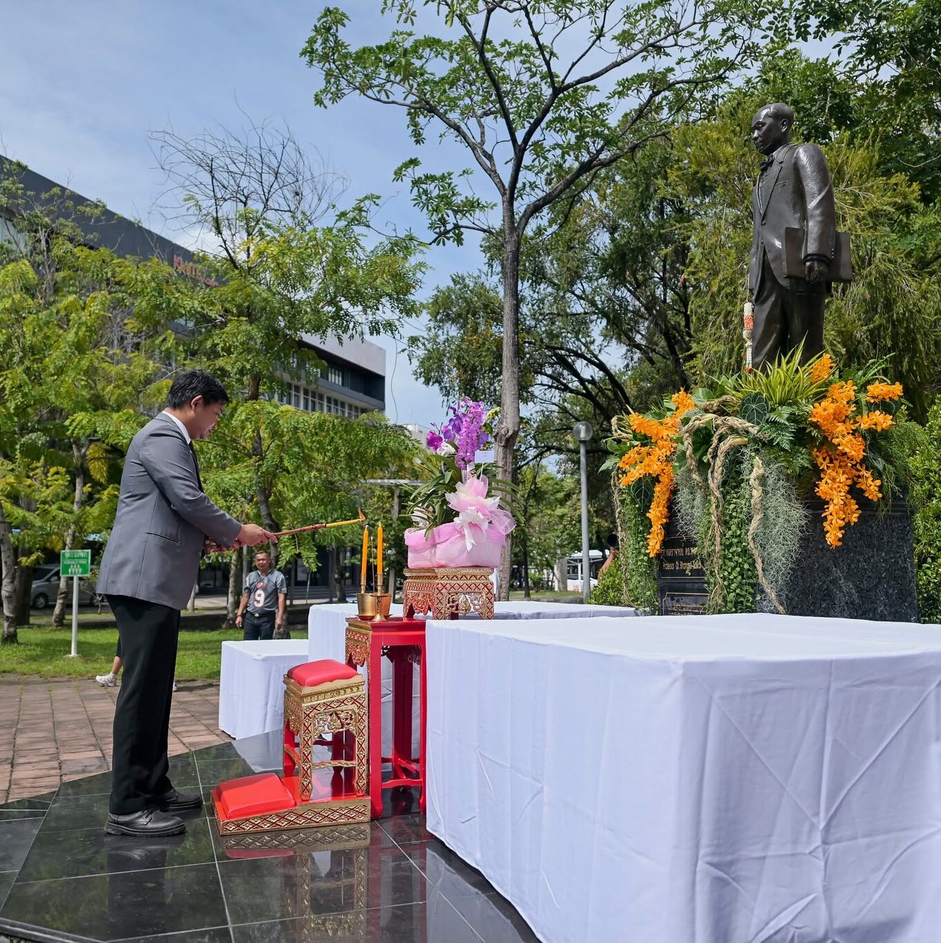 พิธีวางพานประดับพุ่มดอกไม้ สักการะอนุสาวรีย์ ศ.พงศ์ศักดิ์ วรสุนทโรสถ อธิการบดีคนแรกของ สจล. ประจำปี ๒๕๖๙